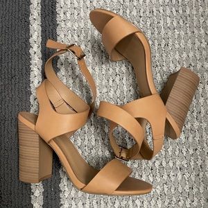 Women’s tan heels size 9